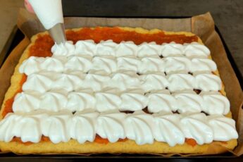 Незрівнянний пиріг з джемом і меренгою