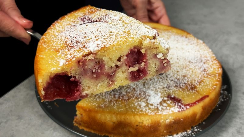 Ніжний пиріг із замороженою полуницею
