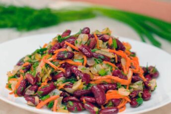 Пісний салат з квасолею