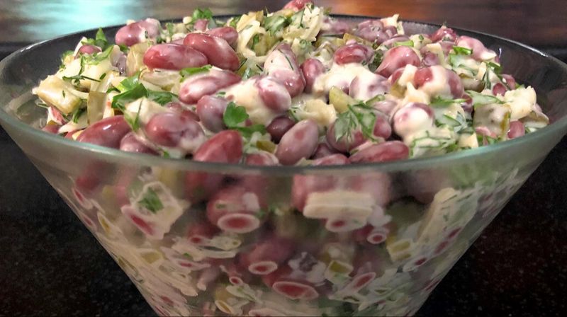 Салат із квасолею, сиром і маринованими огірками
