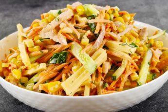 Салат з кукурудзою та копченою куркою