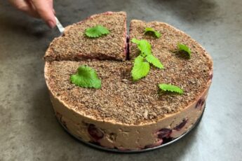 Шоколадний десерт з вишнею без випічки