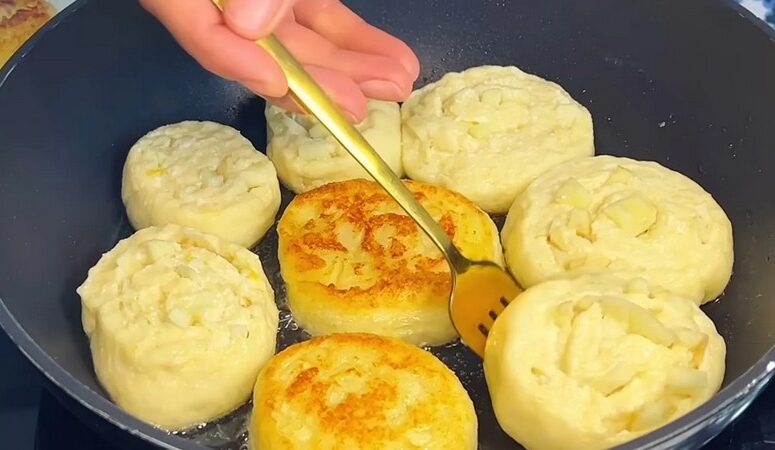 Домашні сирні булочки з яблучною начинкою