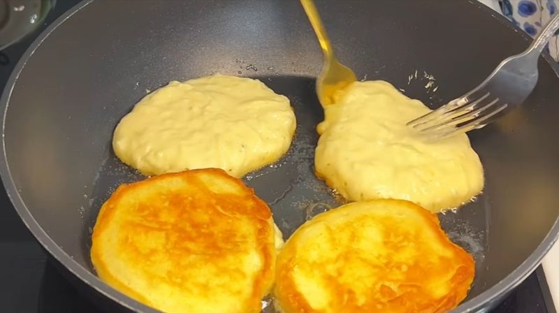 Оладки з яблуками на кефірі