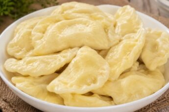 Як приготувати смачні домашні вареники з сиром